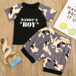Pojkar Color Block Letter Print Rund Neck Top + Camo Shorts Set Barnkläder För Sommaren