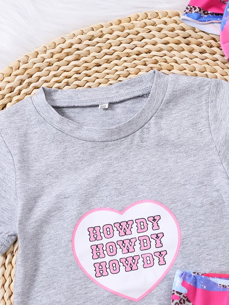 Flickor Casual Howdy T-shirt Med Hjärttryck & Leopardrandiga Shorts & Rosett Pannband